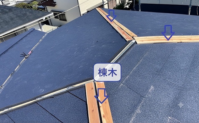 宝塚市の重ね葺き工事で棟木を取り付けている様子