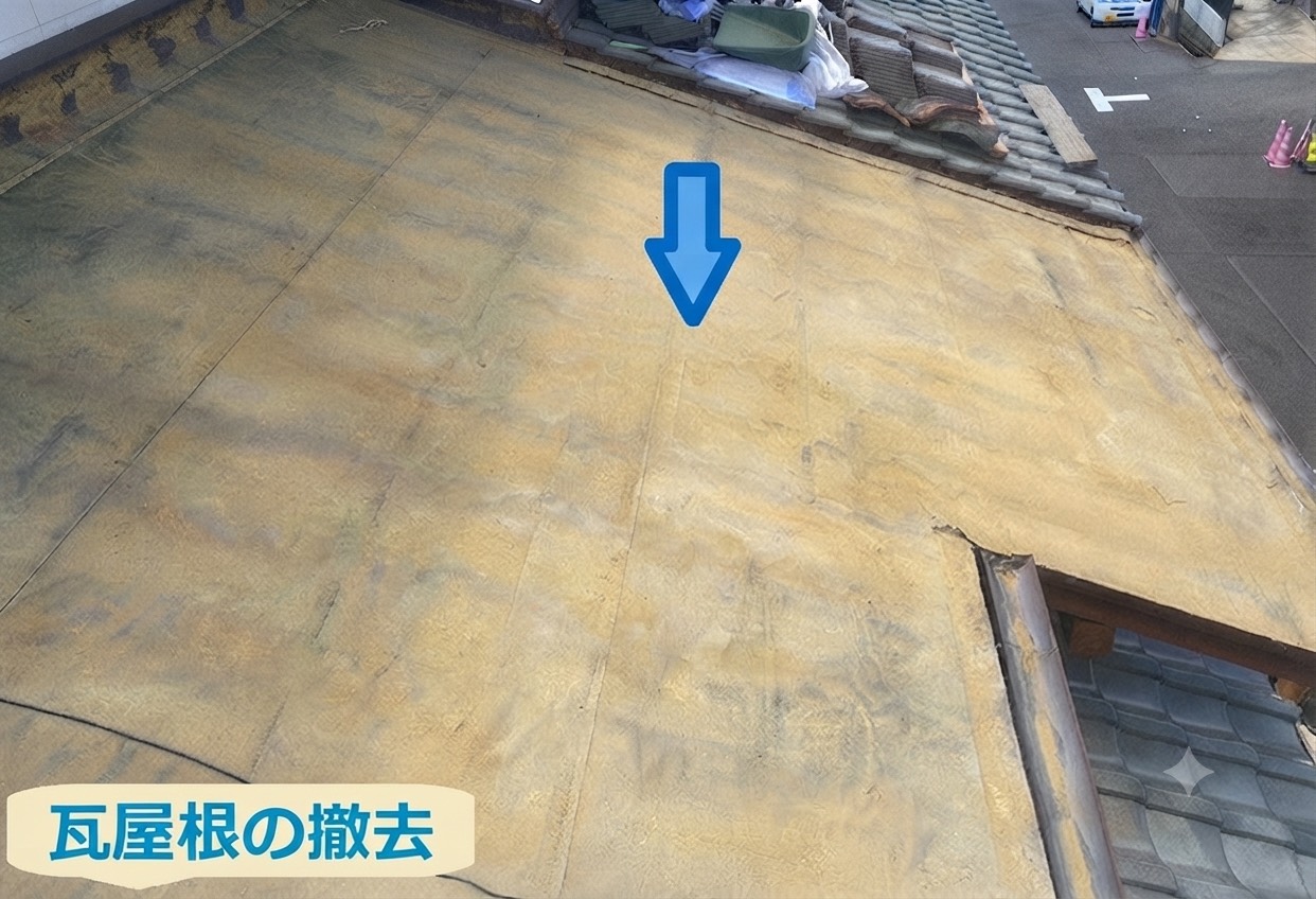 伊丹市で面積17平米の下屋根釉薬瓦の葺き直し工事を行う現場で瓦撤去