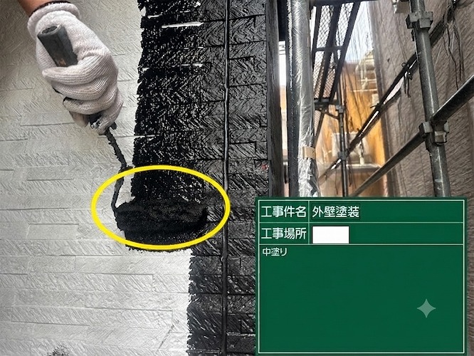 川西市で3階建ての一軒家で外壁塗装工事で中塗り