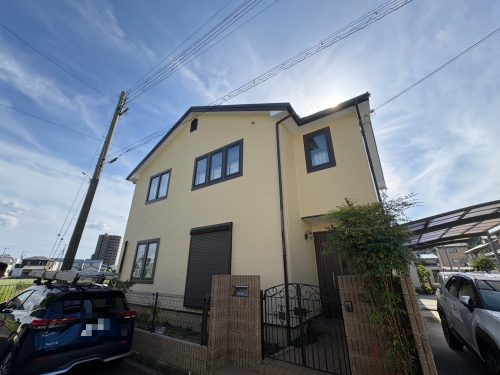 屋根カバーと外壁塗装が完了した写真