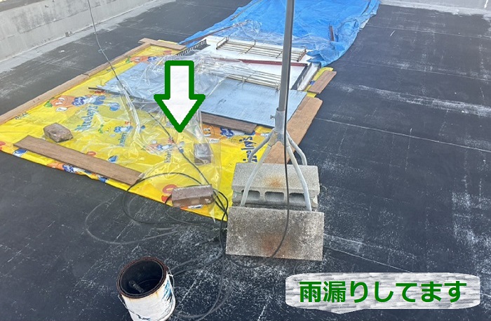 ３階建て屋上のゴムシート防水より雨漏りしている様子