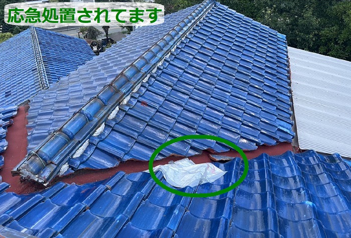 瓦屋根に応急措置されてます