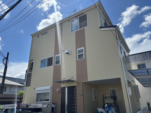 屋根カバーと外壁塗装が完了した外観写真