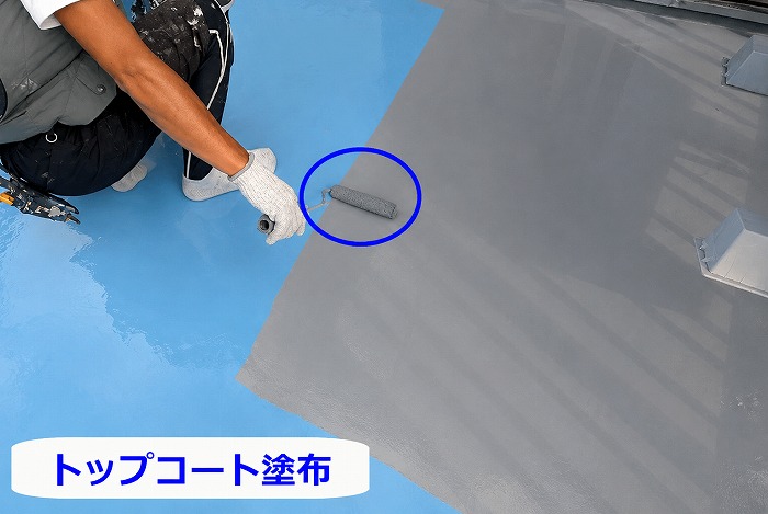 加古郡播磨町でオルタックエースを使用して車庫上防水工事を行う現場でトップコート塗布