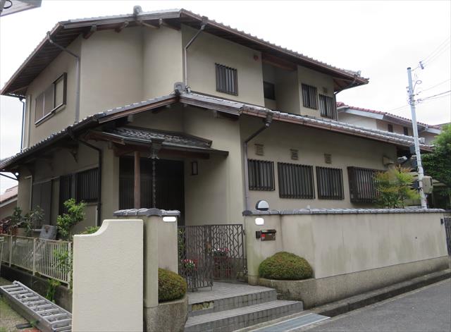 宝塚市の閑静な住宅街で屋根修理工事をしていたところ、お隣様から屋根点検のご要望を承りました。純日本家屋の立派なお宅です。