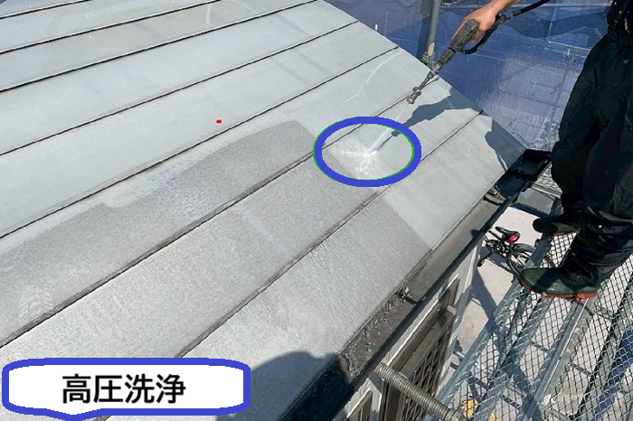 芦屋市で面積10㎡のR型金属屋根を日本ペイントで塗り替える現場で高圧洗浄
