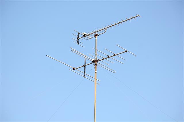 大屋根に設置されたテレビアンテナは魚の骨（フィッシュボーン）のような形状で、両手を広げるように電波を拾うが、も売れるな強風に煽られると、倒壊する場合がある。