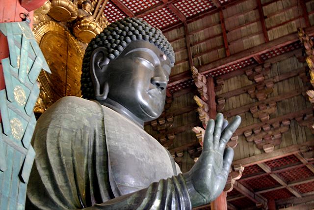 めっきの技術は大陸からの仏教の伝来に伴って伝えられ、東大寺の大仏様の金化粧が日本でのめっきの始まりとされている