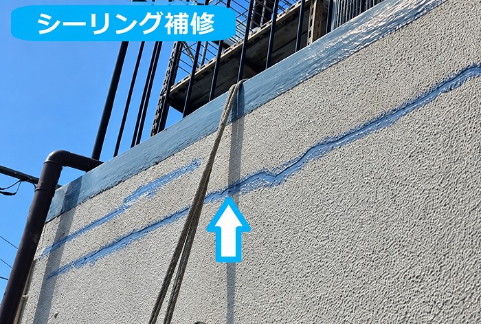 蘆屋市でＲＣ造外壁の長さ12mのひび割れ修理でＵカット工法を行う現場でシーリング充填