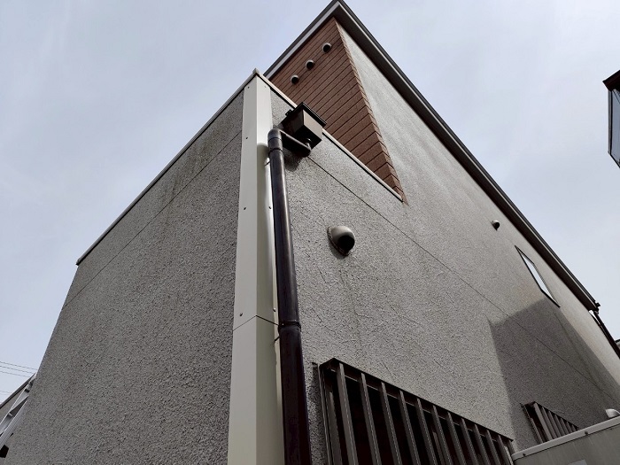 神戸市北区で外壁補修工事として窯業サイディングのコーナーに板金をカバーする前の様子