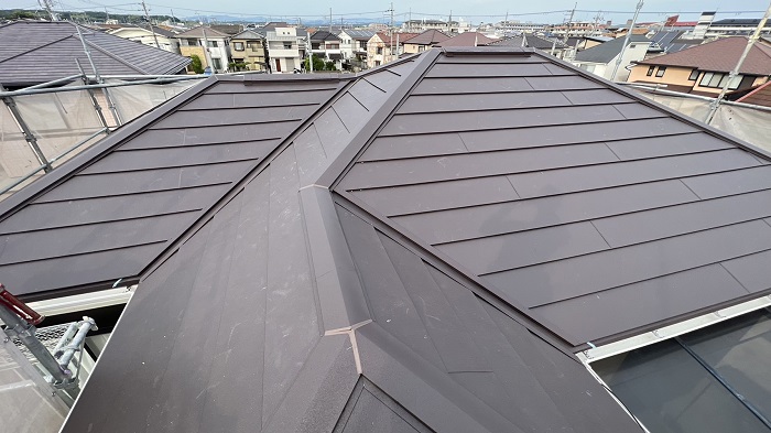 加東市で屋根カバー工事を行った後のスーパーガルテクト
