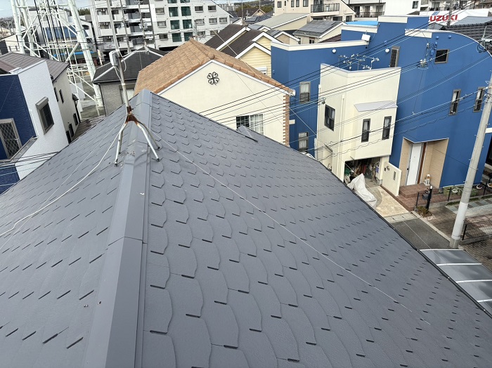 加東市で2階建ての屋根台風対策として割れが多いスレート屋根へカバーする前の様子