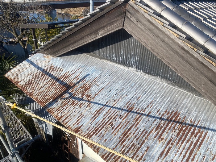 加西市で庇屋根の錆びたトタン屋根を高耐久なガルバリウム鋼板へ貼り換える前の様子