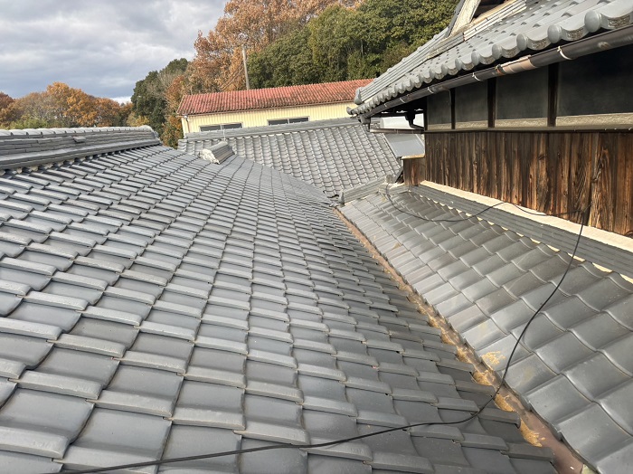 加東市で雨漏り解消のために瓦屋根の一部をＳＧＬ鋼板屋根材へ葺き替える前の様子