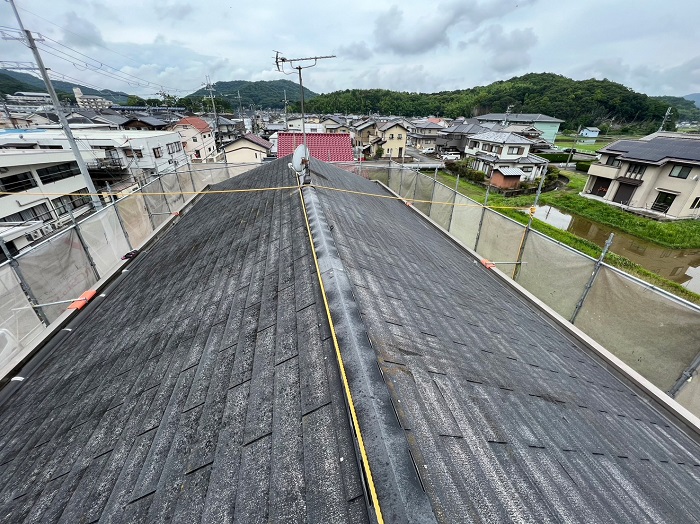 加東市で2階建てアパートの屋根リフォームで重ね葺き工事を行う前のスレート屋根