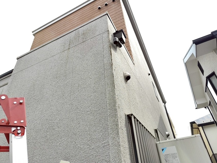 神戸市北区で外壁補修工事として窯業サイディングのコーナーに板金をカバーする前の様子