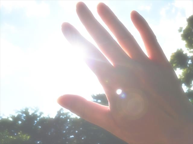 太陽の強い日差しは紫外線とともに温度影響もコーキングに作用します