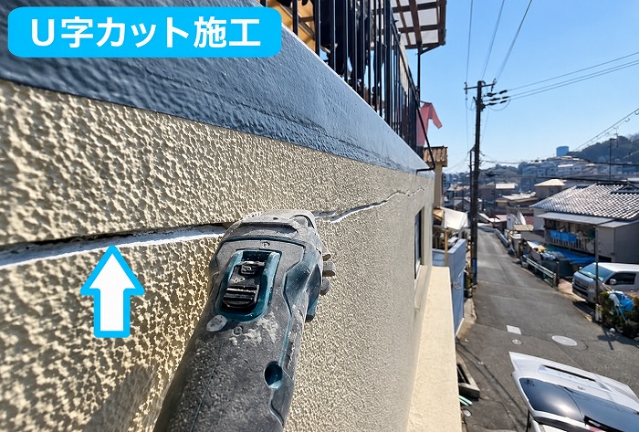 芦屋市でＲＣ造外壁の長さ12mのひび割れ修理でＵカット工法を行う現場でUカット
