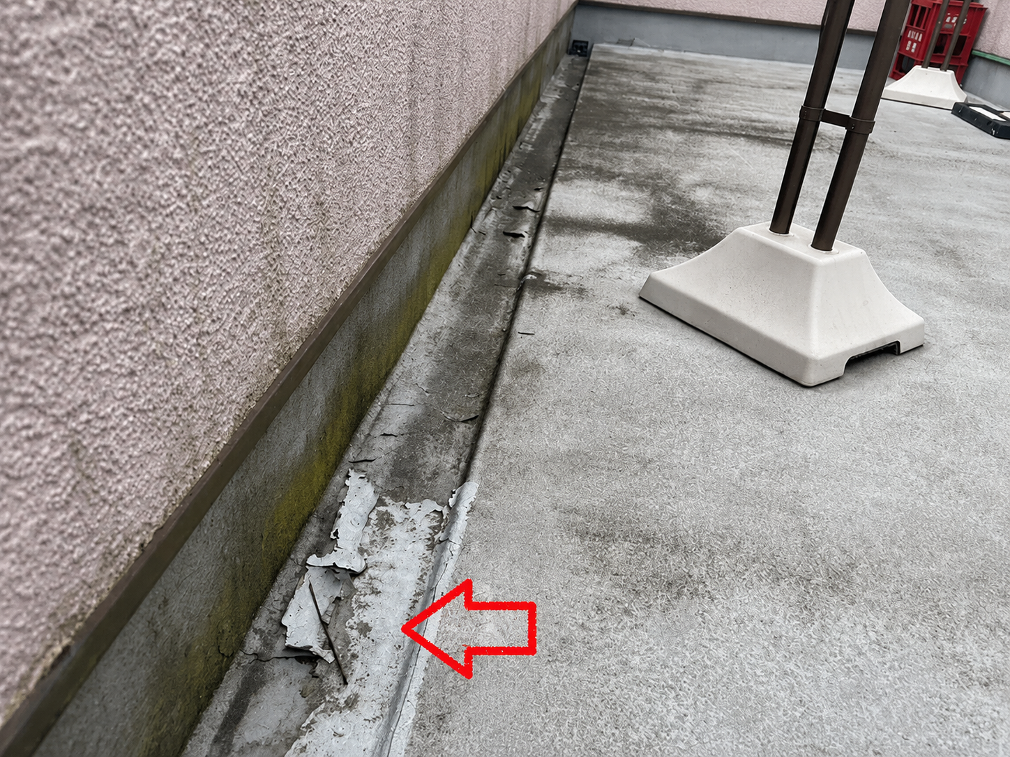 ３階建てのFRP防水が剥がれている様子