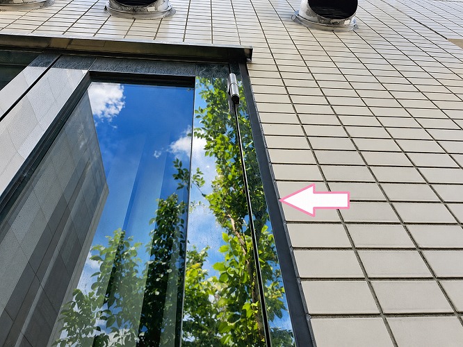 伊丹市でビルの雨漏り補修として外壁タイル目地のシーリング打ち替えを行った後の様子