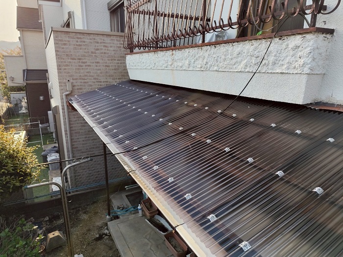 宝塚市　タキロンポリカ波板を用いてテラス屋根の波板貼り替えを行った後の様子