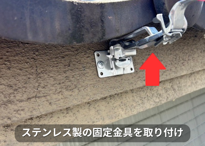 市川町　半丸の塩ビ雨樋から塩ビ鋼板雨樋へ交換する現場で使用するステンレス製の固定金具