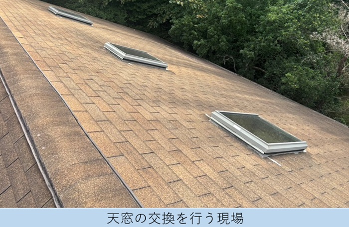 加東市で天窓交換としてベルックス製の自動開閉を取り付ける現場の様子