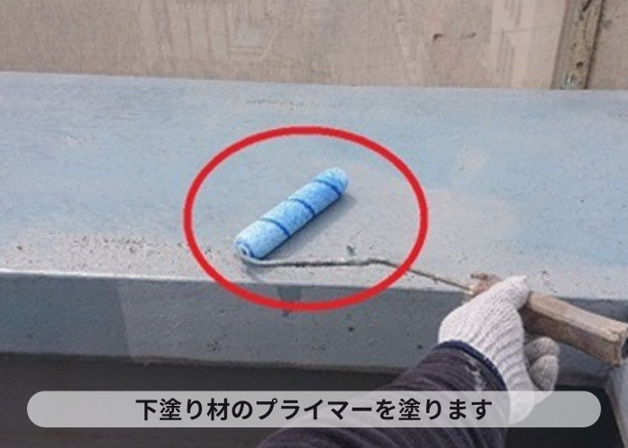西宮市　屋上防水工事でプライマーを塗っている様子