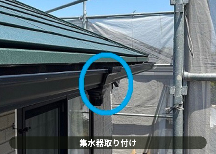 市川町で雨樋の修理交換としてオーバーフロー対策にＰＣ７７を使用する現場で集水器取り付け