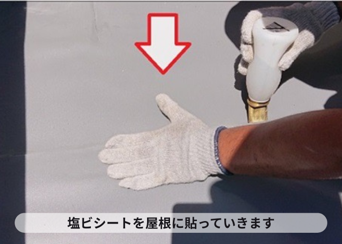 尼崎市　陸屋根防水工事で塩ビシートを貼っている様子