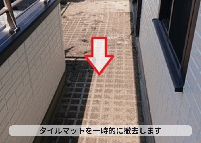 宝塚市　シート防水の上に敷かれたタイルマットを撤去