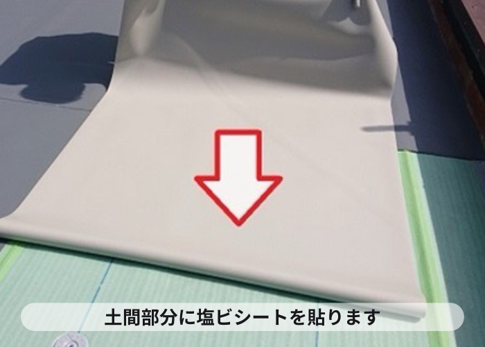 尼崎市　屋上の土間に塩ビシートを貼っている様子