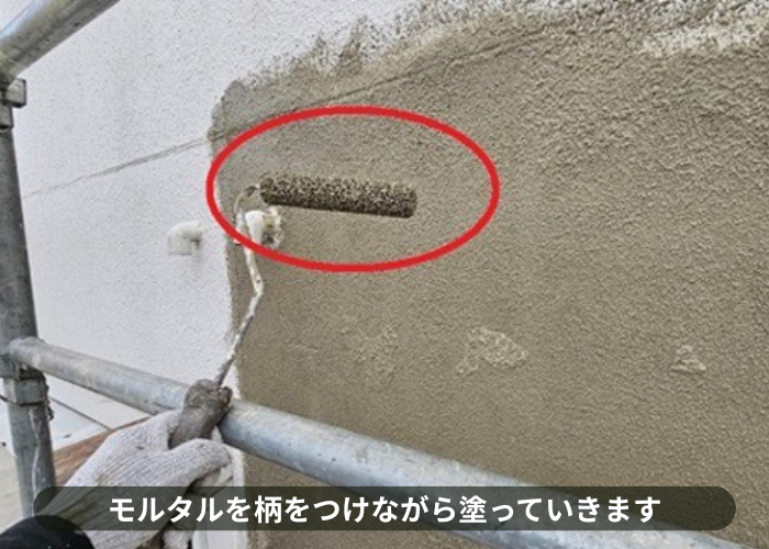 猪名川町　モルタル壁の部分補修でモルタルを塗っている様子