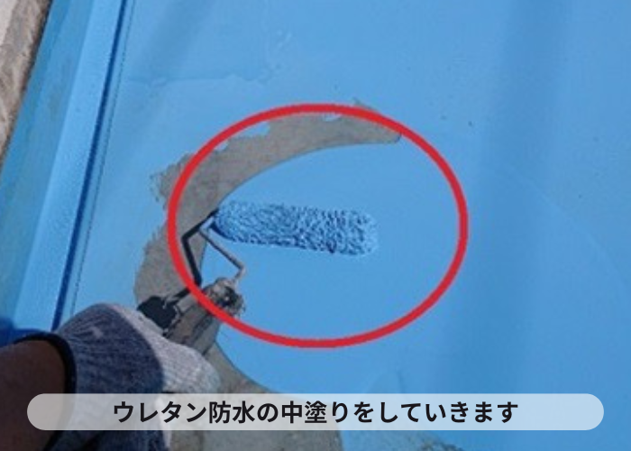 尼崎市　塩ビシート防水の上にウレタン防水材を中塗りしていきます
