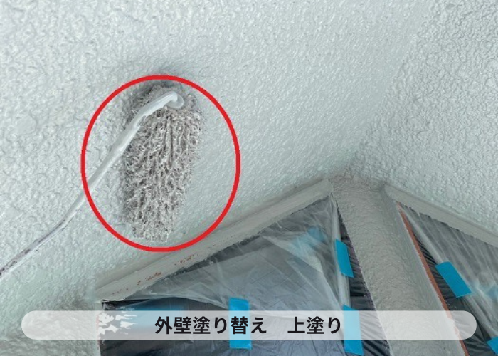 尼崎市　外壁塗り替えで日本ペイントラジカル制御を上塗りしている様子