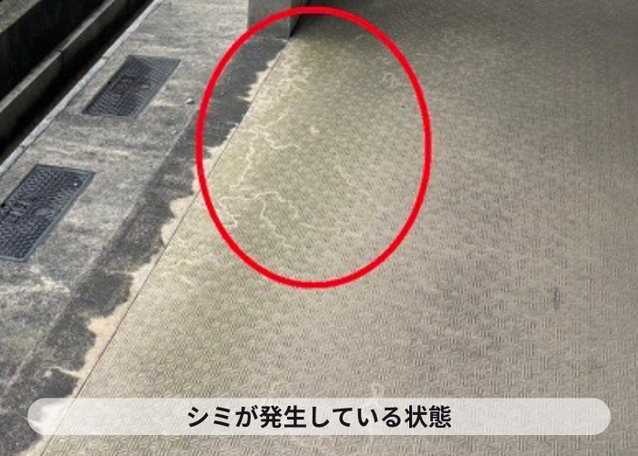 市川町　共用廊下の長尺シートにシミが発生している様子