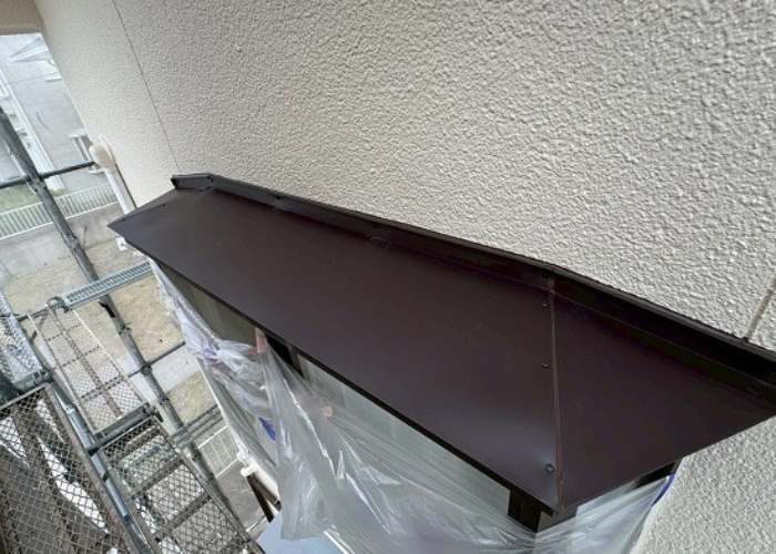 三木市で出窓上の板金補修としてガルバリウム鋼板を使用した後の様子