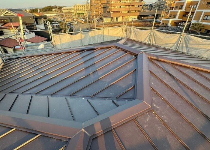 猪名川町　屋根勾配が緩く平型スレートを葺き替えた後の様子