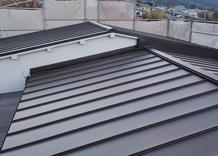 猪名川町　緩傾斜な屋根に強いセキスイ瓦の葺き替え工事を行た後の様子