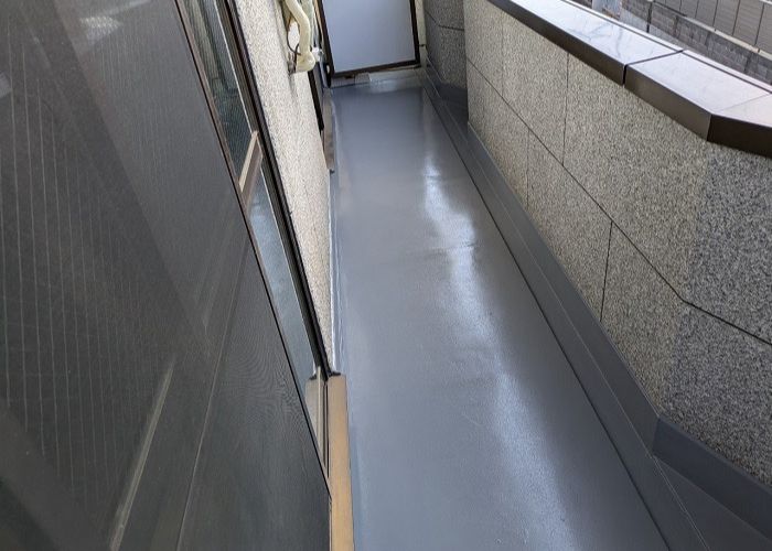 神戸市中央区で集合住宅の一室のバルコニー床にウレタン塗膜防水を施した後の様子