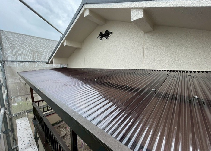 三木市で2階ベランダ屋根の波板をタキロンポリカ波板へ張り替えた後の様子