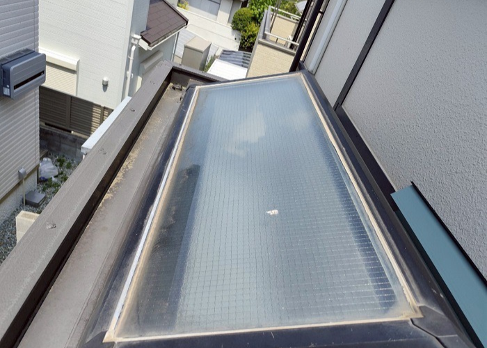 三木市で天窓からの雨漏り修理としてガルバリウム鋼板で低価格に補修する前の様子