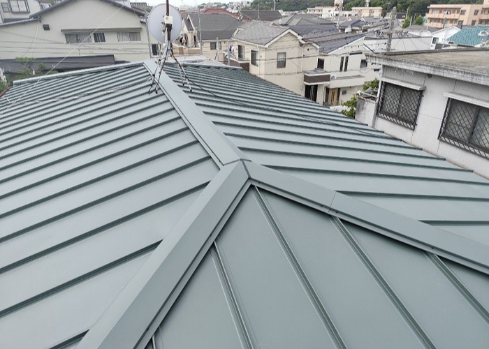 宝塚市　雨漏りしている緩傾斜な屋根に最適な立平を用いた屋根工事を行た後の様子