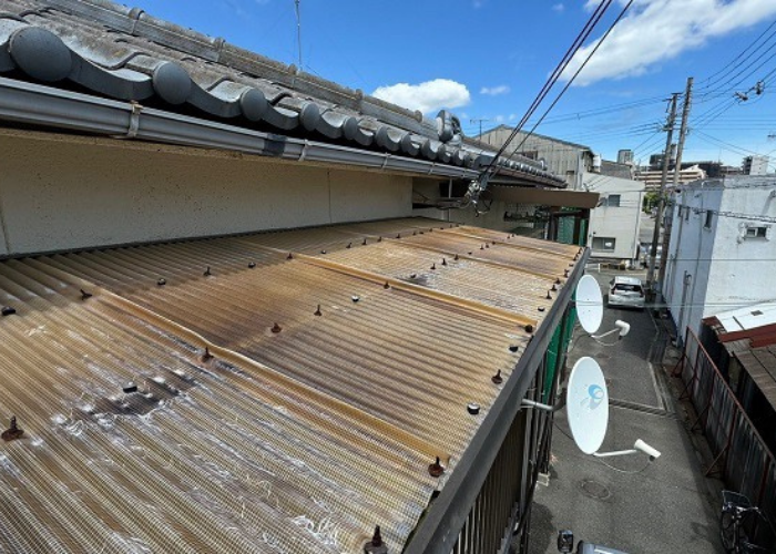 芦屋市　ベランダ屋根の波板を足場なしで交換する前の様子