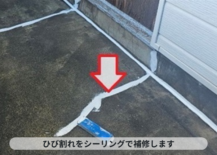 伊丹市　雨漏り修理でウレタン防水を塗る前にひび割れを補修している様子