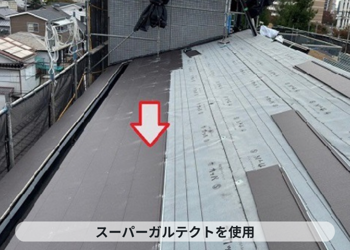 尼崎市　RC造のアスファルトシングル屋根重ね葺き工事で新しい屋根材を葺いている様子