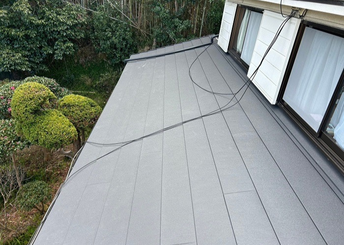 猪名川町　下屋根のノンアスベスト屋根材をカバー工事した後の様子