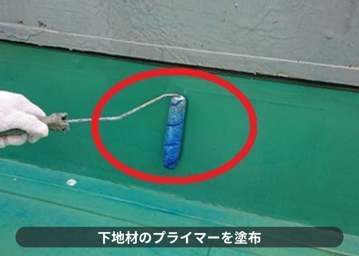 伊丹市　屋上防水工事でプライマーを塗っている様子