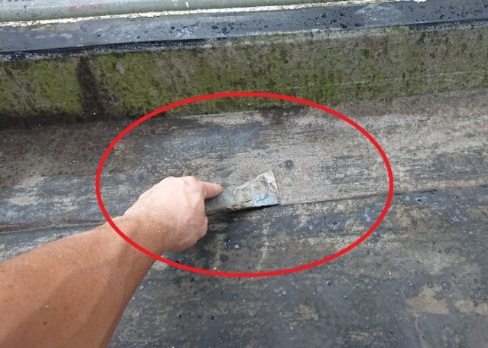 神戸市灘区　屋上防水工事でケレンしている様子