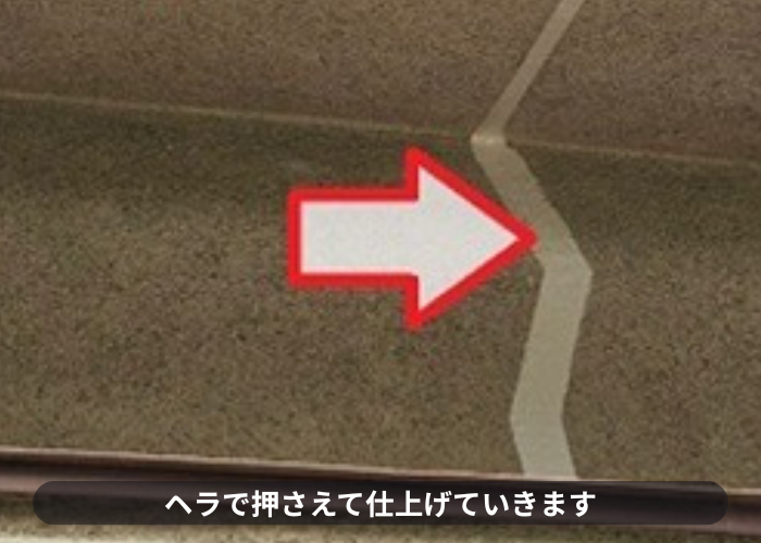 猪名川町　ひび割れ部分にラインを出していきます